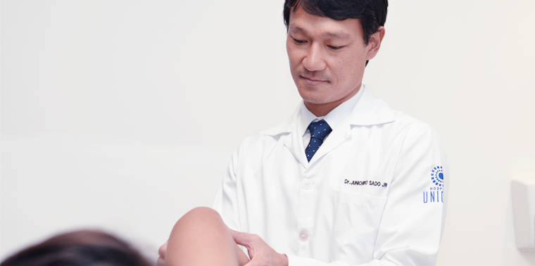 Tratamentos não cirúrgicos. Dr. Junichiro Sado examina joelho de um paciente